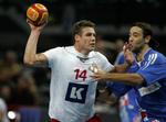 Michael V. Knudsen forsøger et gennembrud i kampen mod Kroatien. Stregspilleren blev dansk topscorer med seks mål. 