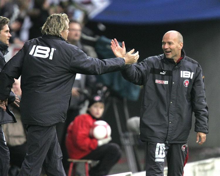 FC Midtjylland har otte trænere ansat. Tre af dem er assistenttræneren Thomas Tomasberg (yderst tv.), målmandstræneren Jan Rindom og chefen Erik Rasmussen  (th.), der netop har forlænget sin kontrakt. 