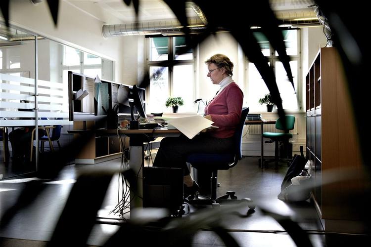 Medarbejdere oplever ofte, at de lokkes til en virksomhed med dusører for derefter at blive lænket til stedet med klausuler. Medelfoto. 