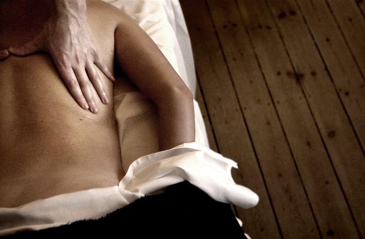 Medarbejdere tilbydes stadigt flere fysioterapeutiske behandlinger via arbejdspladsen. 