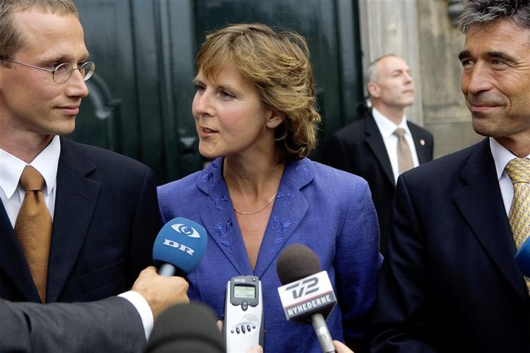 De danske ministre holder sig ifølge et rundspørge til lovens bogstav. billedet her er fra ministerrokaden i 2004. Fra venstre skatteminister Kristian Jensen, miljøminister Connie Hedegaard og statminister Anders Fogh Rasmussen. 