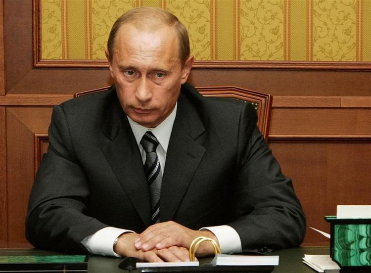 Kritikere siger, at Putins embedsmænd nøje udvælger, hvilke spørgsmål præsidenten besvarer på tv. 