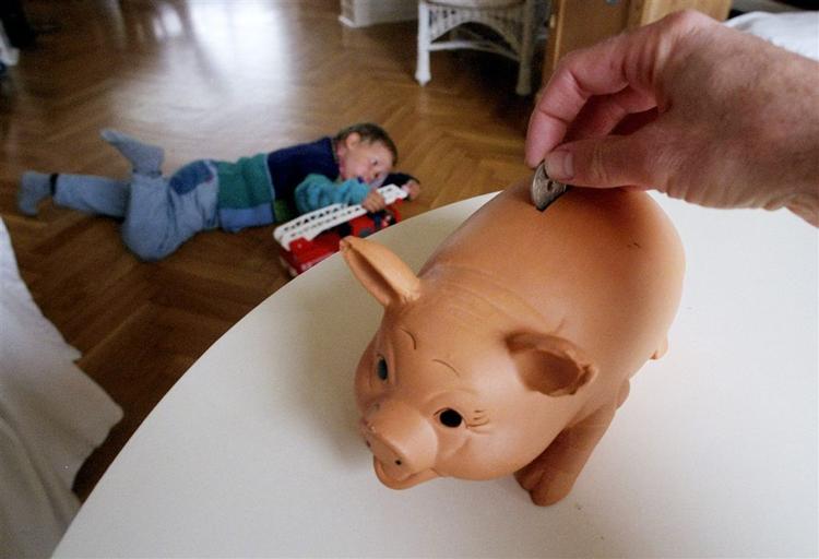 med de kommende skattelettelser får en gennemsnitlig svensk familie 1.000 kroner mere til sparegrisen. 