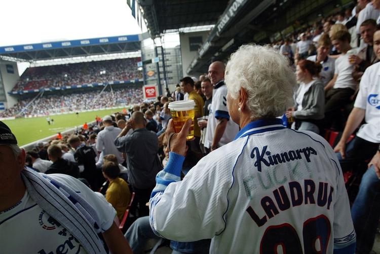 Nu akn der skåles i Nu kan der atter skåles i letøl i Parken. 