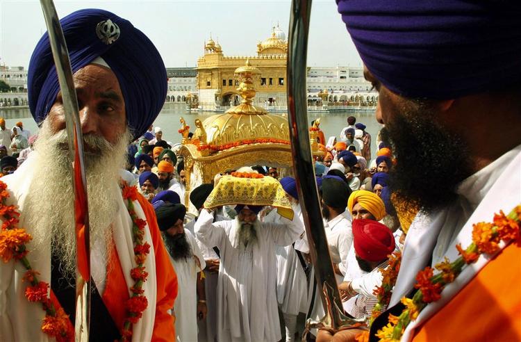 Religiøse sikher må overholde de fem k'er i Indien. Her er det dog sabler, de religiøse sikher står med. Ripudaman Singhs kniv er godt 15 centimeter lang. 