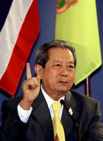På et pressekonference lovede Thailands tidligere hærchef og nuværende ministerpræsident de politiske partier lempelser. 
