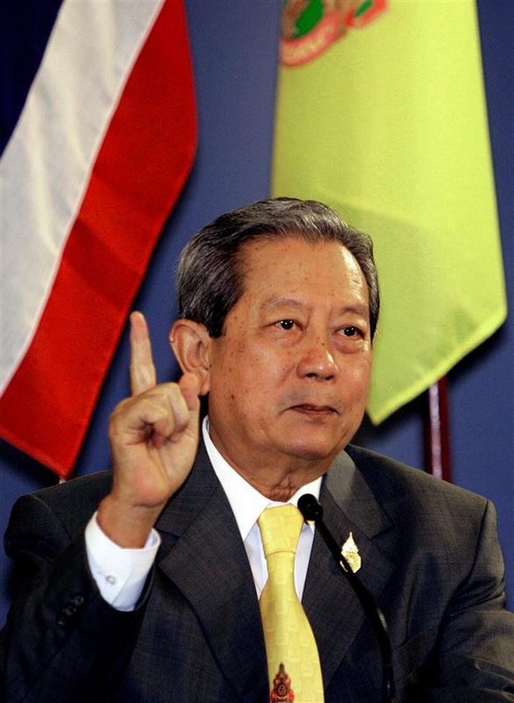 På et pressekonference lovede Thailands tidligere hærchef og nuværende ministerpræsident de politiske partier lempelser. 