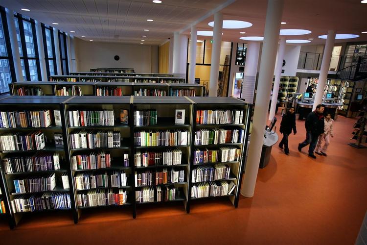 Kommunalreformen medfører, at der skal skæres ned på mange biblioteker landet over. 