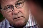 Socialdemokraterne og Enhedslisten kræver beskæftigelsesministerens afgang. Selv afviser Claus Hjort Frederiksen (V) at have gjort noget forkert. 