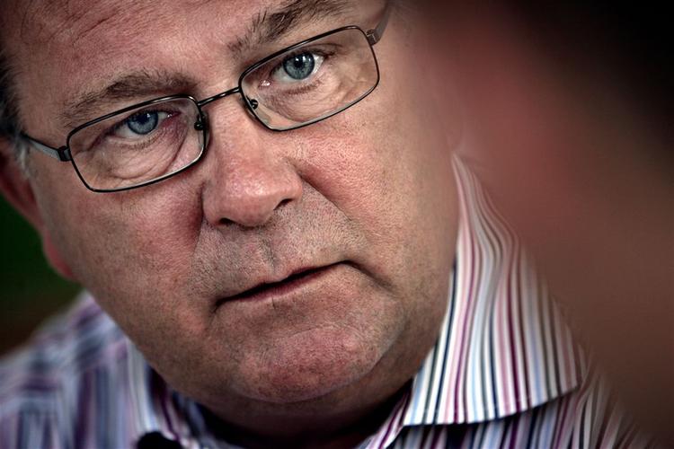 Socialdemokraterne og Enhedslisten kræver beskæftigelsesministerens afgang. Selv afviser Claus Hjort Frederiksen (V) at have gjort noget forkert. 