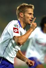 Martin Jørgensen tysser på folket efter sin scoring i Torino. 
