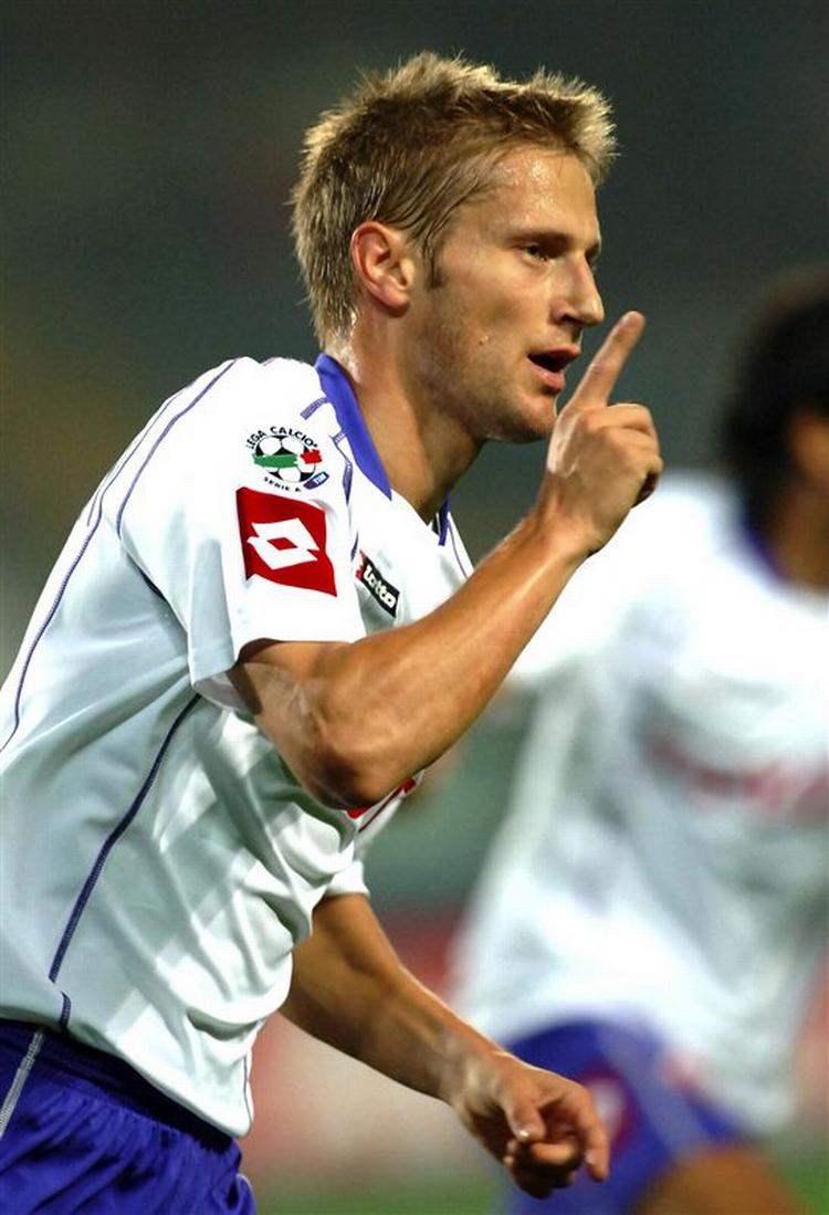 Martin Jørgensen tysser på folket efter sin scoring i Torino. 