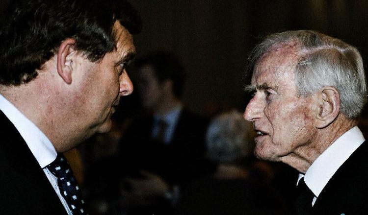 Bestyrelsesformand Michael Pram Rasmussen (tv) i samtale med Mærsk Mc-Kinney Møller. 