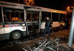 Resterne af den bus, der blev sat i brand i Nanterre 