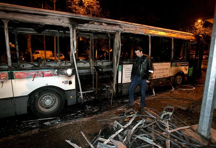 Resterne af den bus, der blev sat i brand i Nanterre 