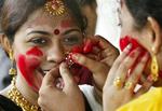 Hustruvold er hverdag i Indien, men en ny lov skal ændre på det. Disse indiske kvinder deltager i en hindufestival i Calcutta. 
