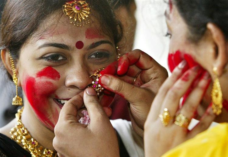 Hustruvold er hverdag i Indien, men en ny lov skal ændre på det. Disse indiske kvinder deltager i en hindufestival i Calcutta. 
