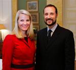 Planer om at kidnappe den norske kronprins Haakon betød, at han af sikkerhedsmæssige årsager flyttede hurtigere sammen med Mette-Marit end hans far kong Harald ønskede. 
