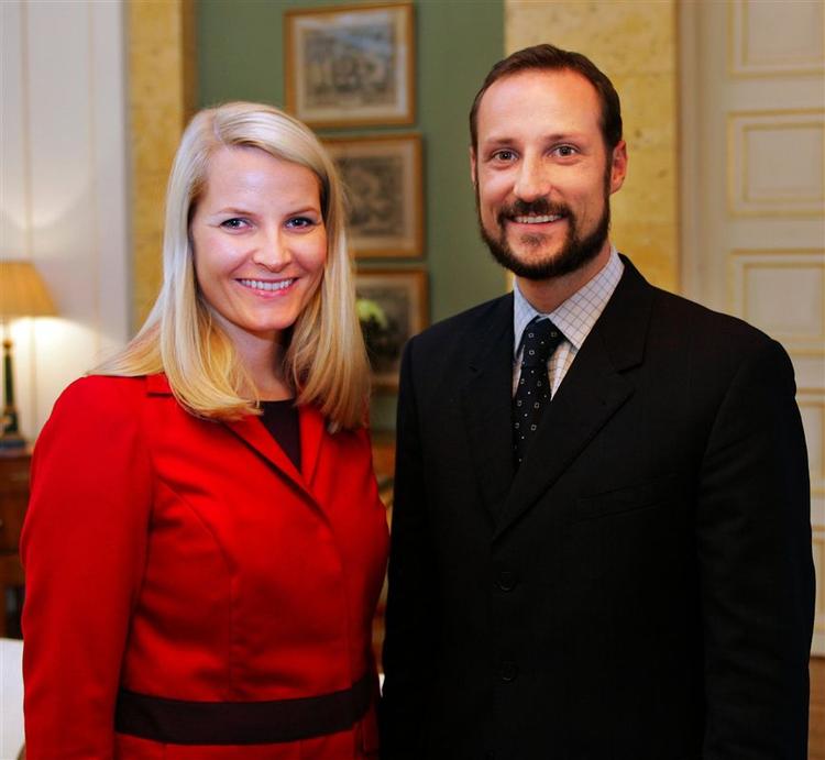 Planer om at kidnappe den norske kronprins Haakon betød, at han af sikkerhedsmæssige årsager flyttede hurtigere sammen med Mette-Marit end hans far kong Harald ønskede. 