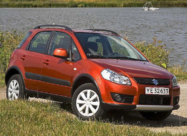 Suzuki SX4 ligner noget, der kan køre i terræn. Men dens evner her er ret begrænsede. Foto: Suzuki 