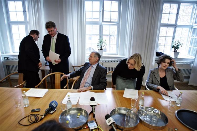 Trafikordførerne fra de fire forligspartier med trafikministeren til pressemøde. 