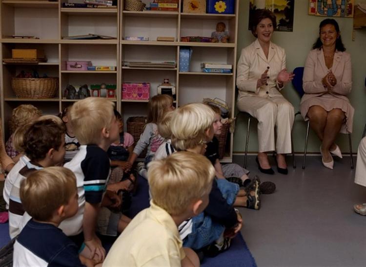 Anne-Mette Fogh Rasmussen arbejder som pædagog i Børnehuset i Holte. Her er hun fotograferet med den amerikanske førstedame Laura Bush (t.v. i baggrunden). 
