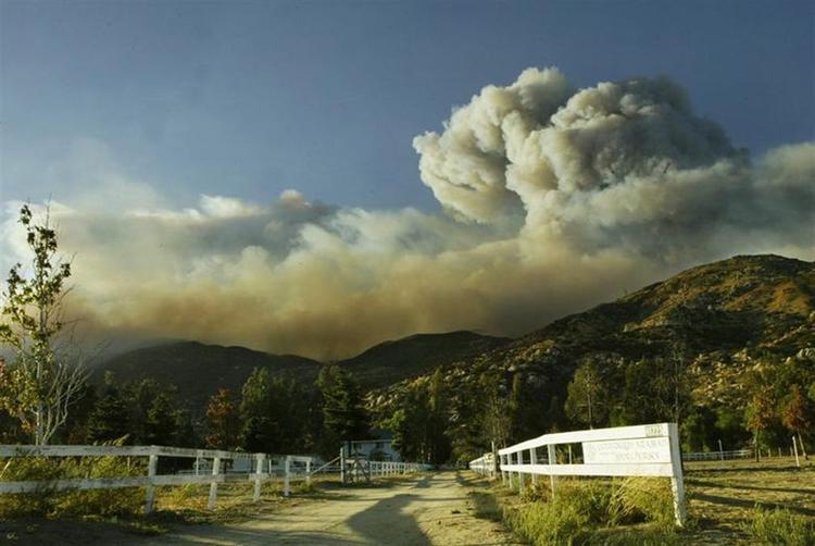 Californisk skovbrand kan ses viden om. 