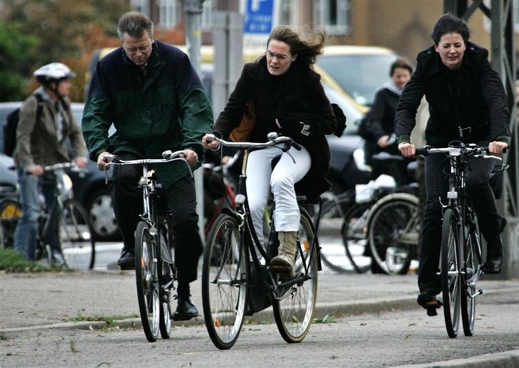 Morgencyklisterne kom i modvind i København i dag. Stormen kulminerer ifølge DMI i løbet af formiddagen på Sjælland. 