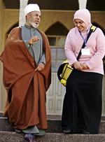 Imam i modvind. Udtalelsen om, at kvinder uden slør selv er ude om seksuelle overgreb, har vakt furore i Australien. Her taler Sheik Taj el-Din al-Hilali med en kvinde, der efter hans mening klæder sig korrekt. 