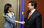 Meglana Kuneva giver et håndtryk til kommissionsformanden i Bruxelles. 