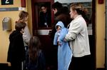 En kosovoalbansk familie blev udvist af Danmark selvom begge forældre var psykisk syge. Familien vendte tilbage til  Sandholmlejren for at søge om asyl igen. 