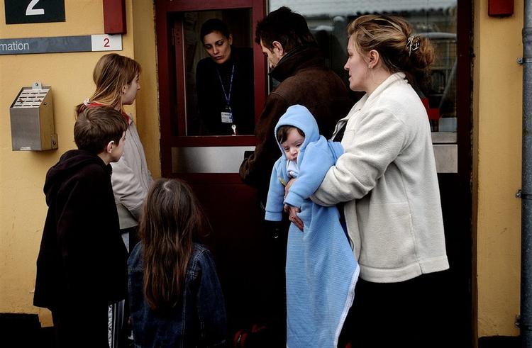 En kosovoalbansk familie blev udvist af Danmark selvom begge forældre var psykisk syge. Familien vendte tilbage til  Sandholmlejren for at søge om asyl igen. 