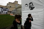 Et banner i Clichy-sous-Bois bærer påskriften »Zyed og Bouna, jeg tænker på jer«. 