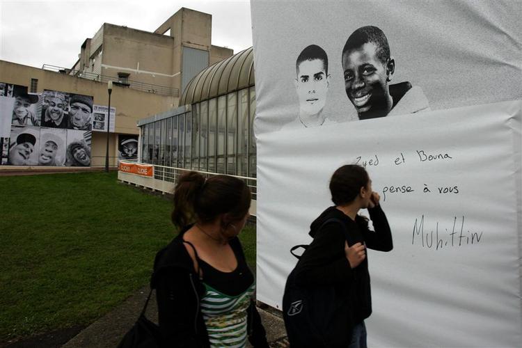 Et banner i Clichy-sous-Bois bærer påskriften »Zyed og Bouna, jeg tænker på jer«. 