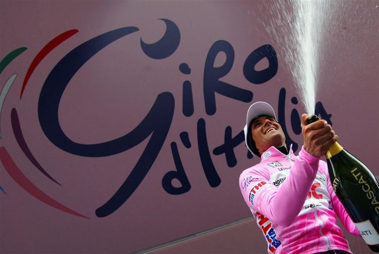 Både Ivan Basso og et halvt hundrede andre dopingmistænkte cykelryttere kan køre videre efter et halvt år i den offentlige gabestok. 
