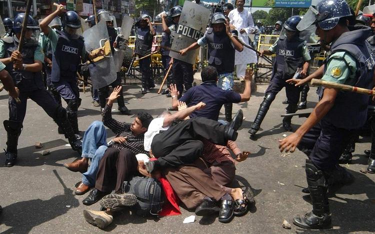 I september var der også sammenstød mellem oppositionen og politiet i Dhakas gader. I den nuværende konflikt er omkring 15.000 politifolk samlet i Dhaka. 