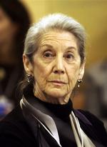 Nobelprismodtaget Nadine Gordimer blev torsdag overfaldet i sit hjem. 