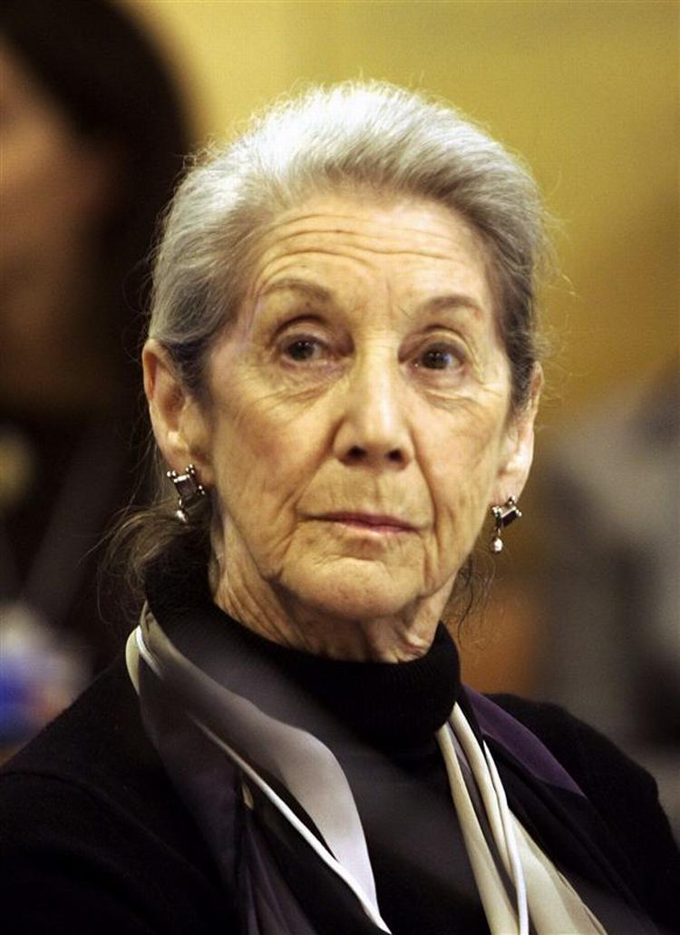 Nobelprismodtaget Nadine Gordimer blev torsdag overfaldet i sit hjem. 