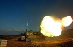 En israelsk artillerikanon fyrer granater ind i Libanon under krigen i sommers. 