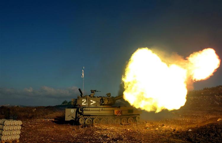 En israelsk artillerikanon fyrer granater ind i Libanon under krigen i sommers. 