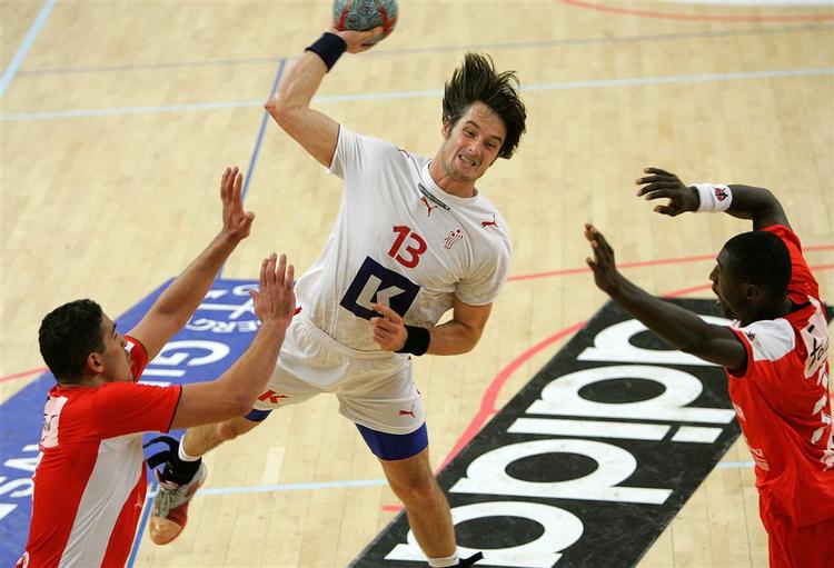 Bo Spellerberg bryder gennem Tunesiens forsvar i semifinalen Statoil World Cup i Helsingborg. Et skadesplaget dansk hold kæmpede forgæves. 