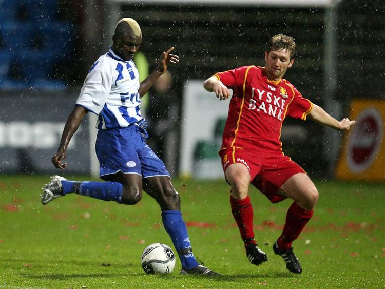 Esbjergs Demba Nyren scorer til 1-0 foran Nordsjællands Allan Olsen 