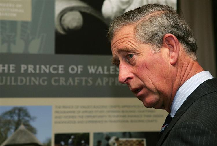 Prins Charles lander i Pakistan i morgen, hvor han blandt andet skal tale med general Musharrah. 