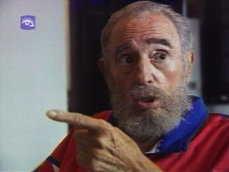 Cubas leder Fidel Castro afviser nu på tv de hårdnakkede rygter om, at han skulle være død. 