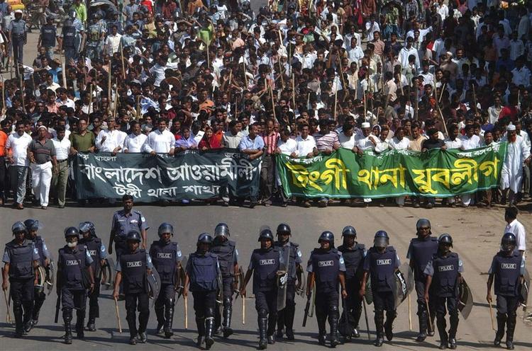 Gaderne i Bangladesh' hovedstad Dhaka har været præget af heftige gadekampe de seneste dage. 