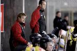 Herlevs ny træner, Johan Marklund (t.v.) og assistenttræner Ole Välipirtti (i baggrunden),måtte bøje sig for Herning, der besejrede et skadesramt Herlev-hold 5-0. 