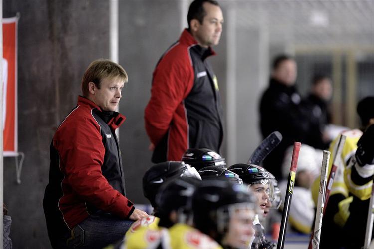 Herlevs ny træner, Johan Marklund (t.v.) og assistenttræner Ole Välipirtti (i baggrunden),måtte bøje sig for Herning, der besejrede et skadesramt Herlev-hold 5-0. 