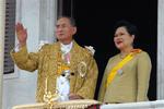 Dronning Sirikit  opfordrer til dydig opførsel ved buddhistiske ceremonier. Her ses hun sammen med sin mand Kong Bhumibol Adulyadej. 