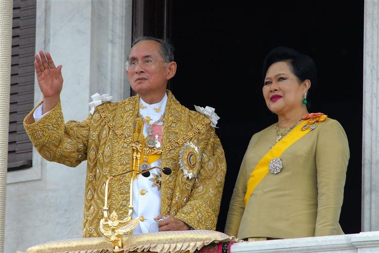Dronning Sirikit  opfordrer til dydig opførsel ved buddhistiske ceremonier. Her ses hun sammen med sin mand Kong Bhumibol Adulyadej. 