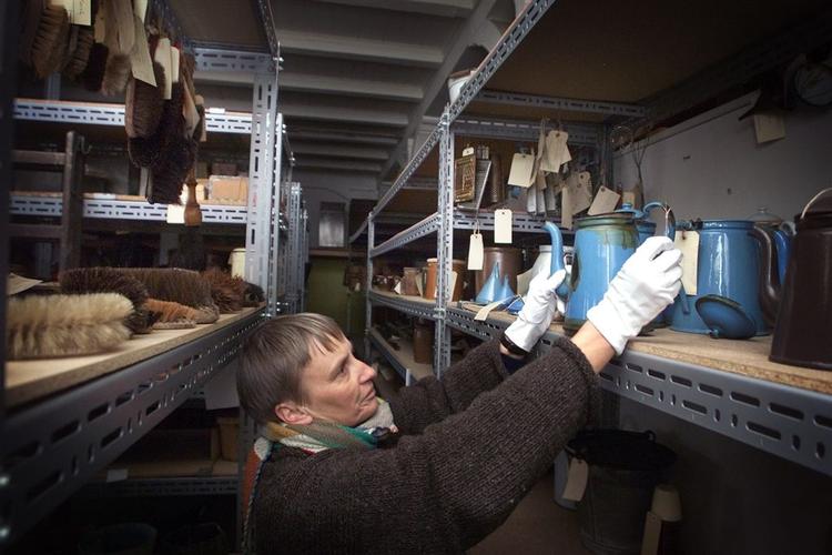 Nationalmuseets magasiner og lagre rummer store dele af vores fortid og kulturarv, fra pollen til mumier og store maskiner. Den risikerer at gå til i fugt og angreb fra insekter. Her er det Ingegerd Marxen ved samlingerne af bl.a. Madam Blå, sidste gang Politiken kiggede forbi. 